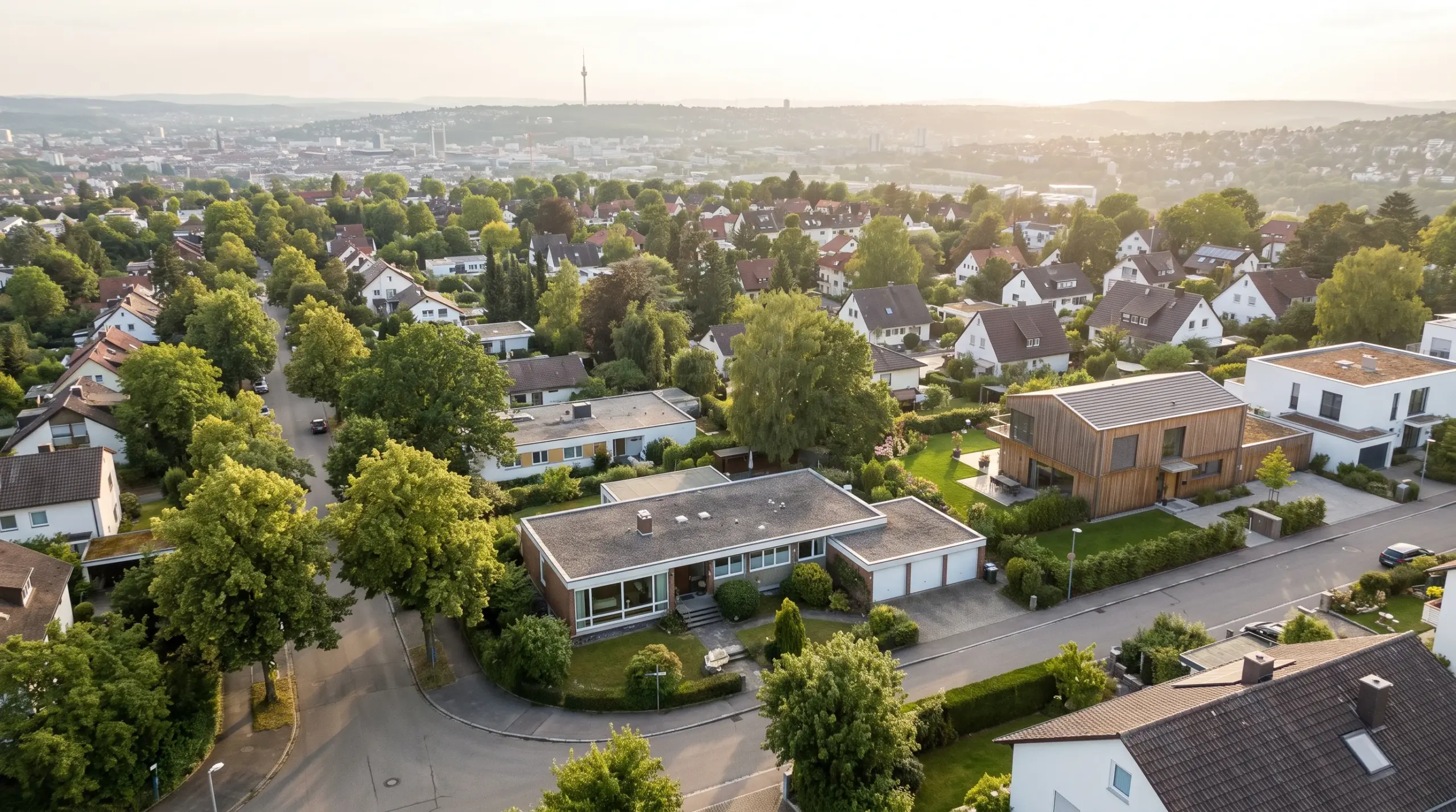 Drohnenaufnahme Stuttgart-Degerloch – Wohngebiet mit Einfamilienhäusern, Gärten und Stadtblick