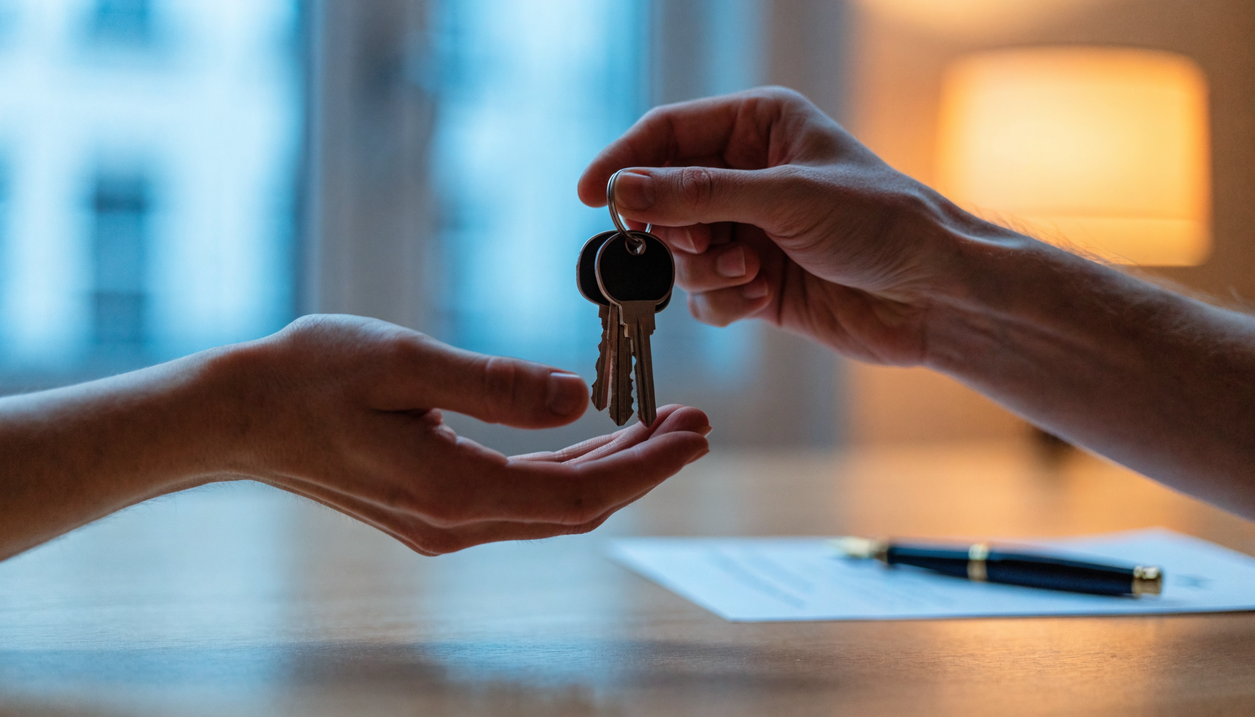 Immobilienverkauf Stuttgart Beratung: Schlüsselübergabe nach erfolgreicher Finanzierungsablösung