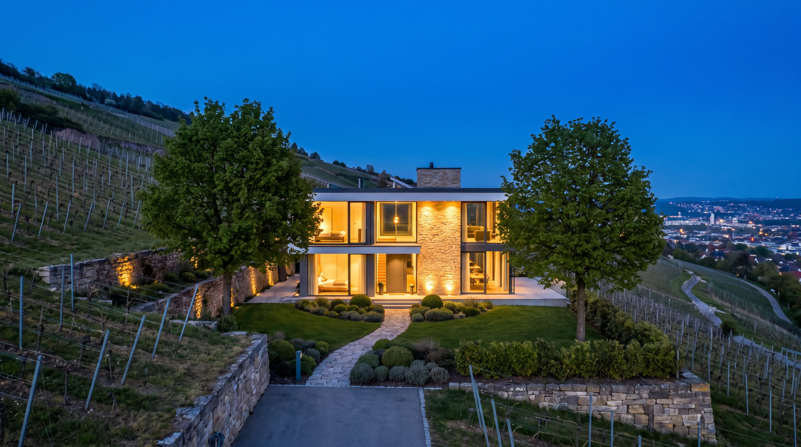 Professionelle Immobilienfotografie Stuttgart: Haus in Halbhöhenlage mit Weinbergen zur blauen Stunde