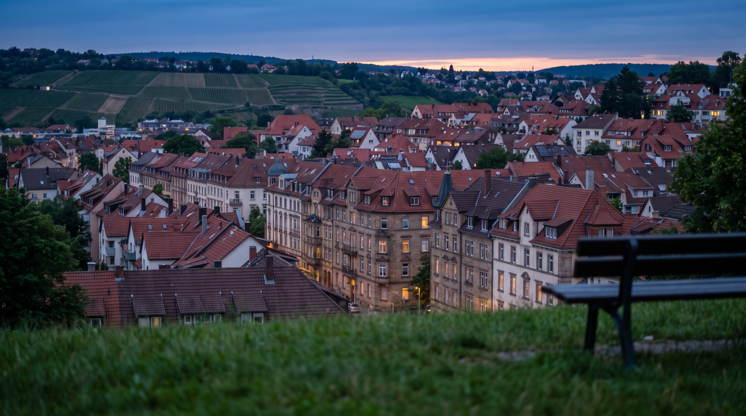 Blick von der Karlshöhe über die Dächer von Stuttgart-Süd am Abend