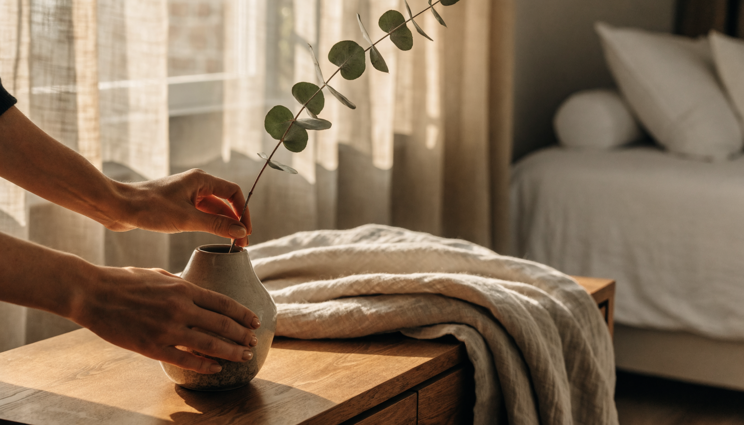 Home Staging Stuttgart: Stylist arrangiert Deko in einem professionell inszenierten Schlafzimmer