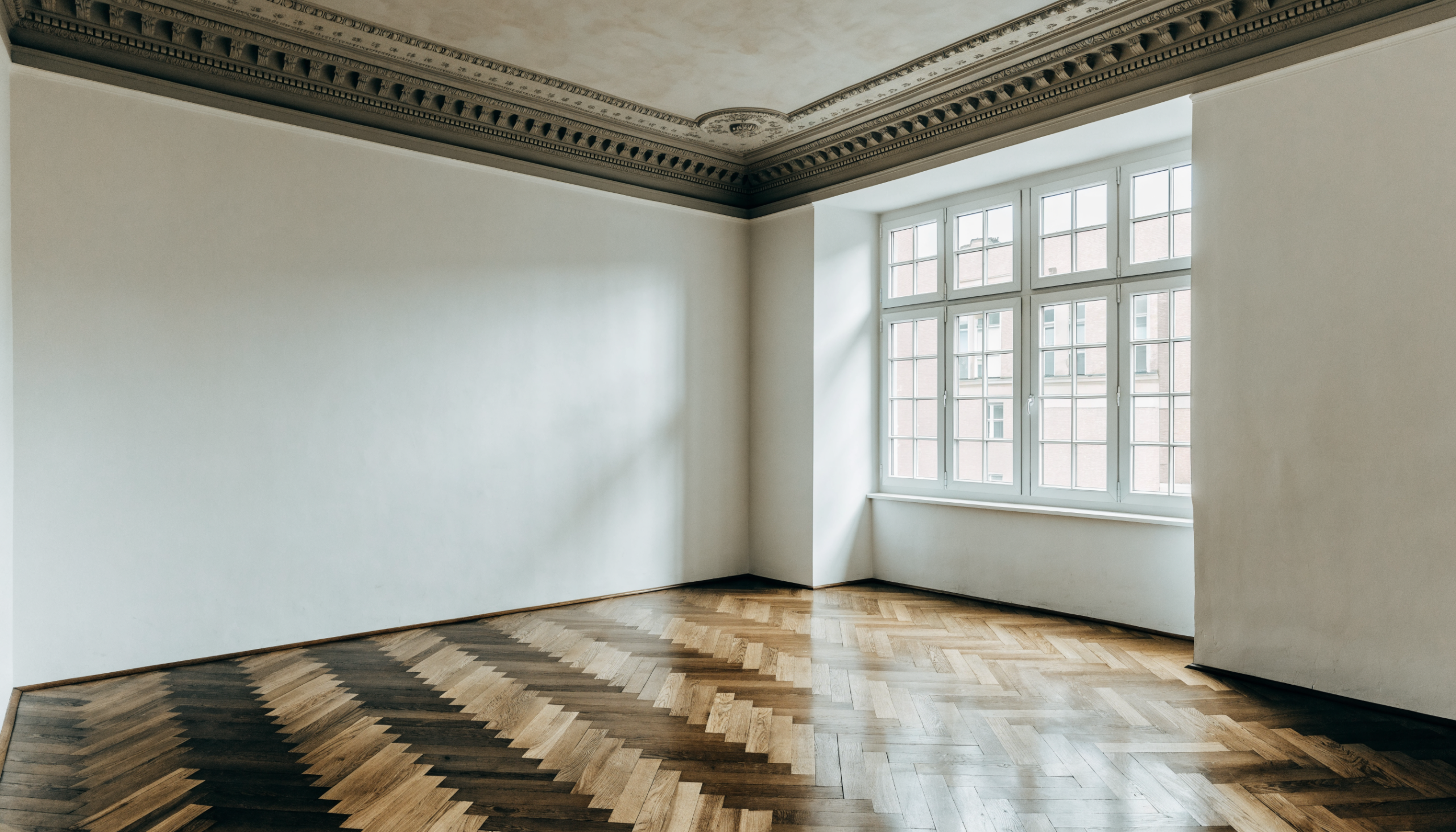 Leerstehende Immobilie in Stuttgart vor dem Home Staging: heller, aufgeräumter Altbau-Wohnraum