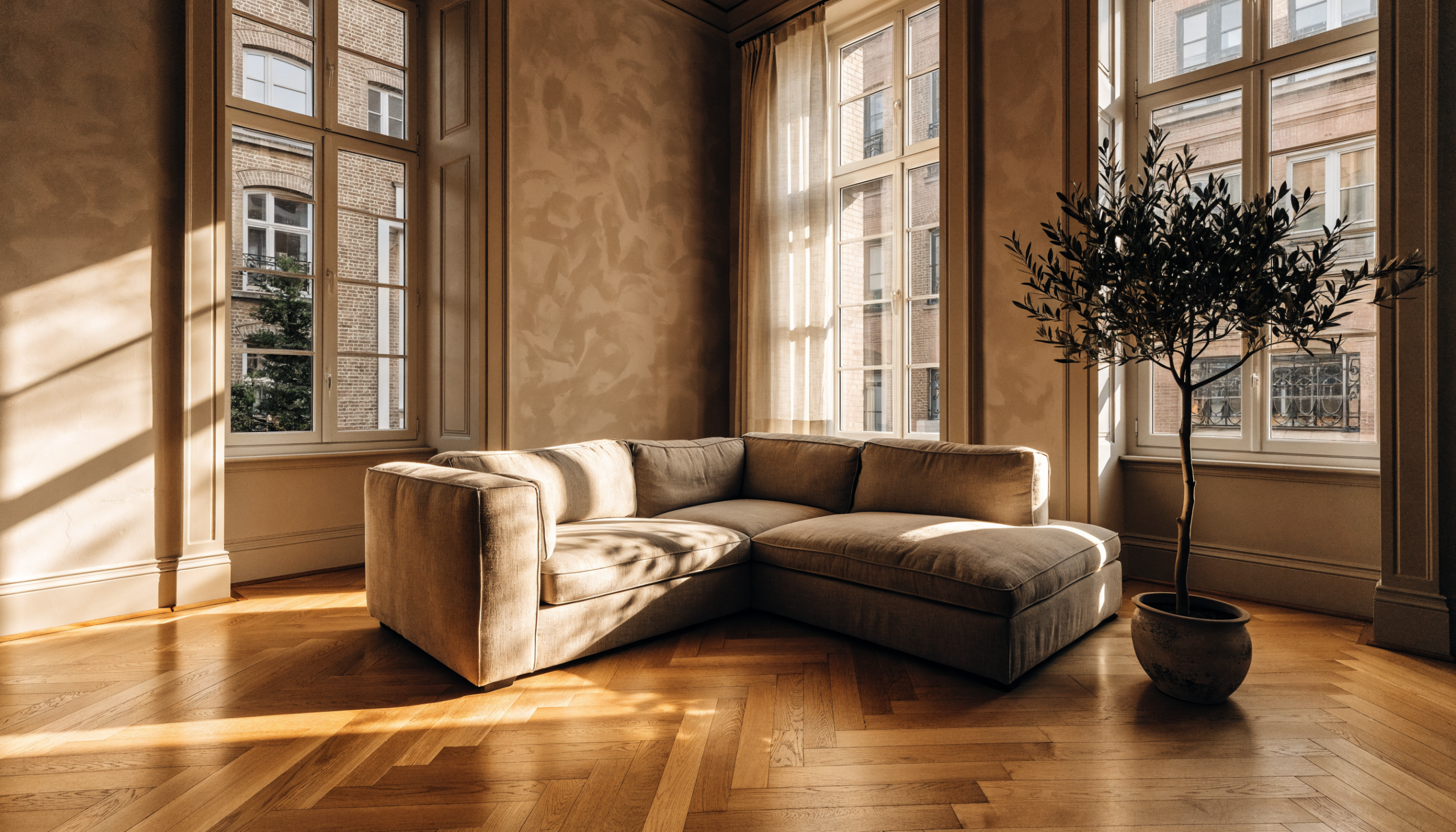 Immobilienmakler Stuttgart-Ost: renoviertes Altbau-Wohnzimmer mit Fischgrätparkett in Gablenberg