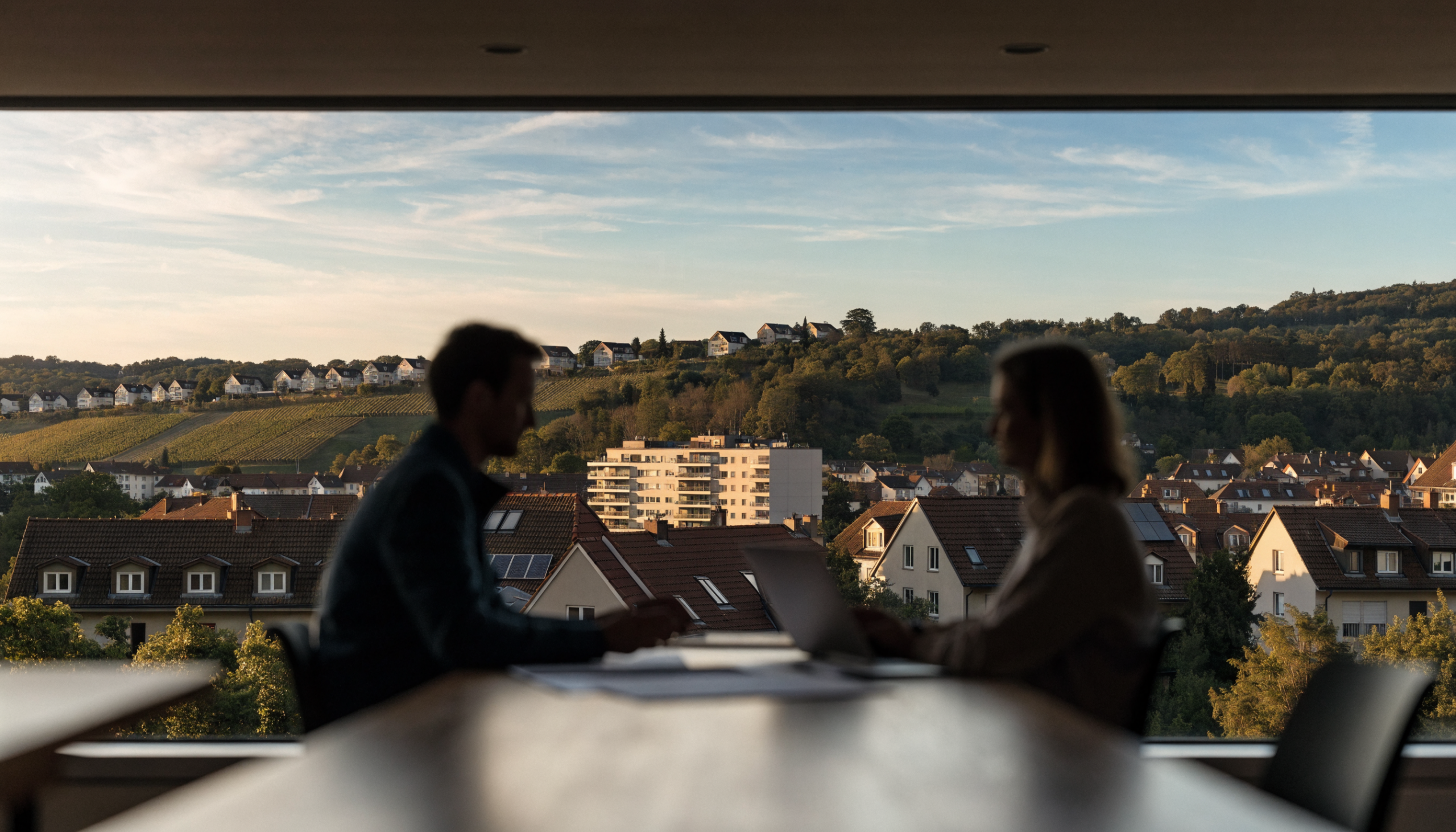 Immobilienmakler Stuttgart Beratungsgespräch zum Alleinauftrag mit Blick auf Halbhöhenlage
